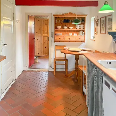 2 Bedroom Gorgeous In Dom wakacyjny Bogø By